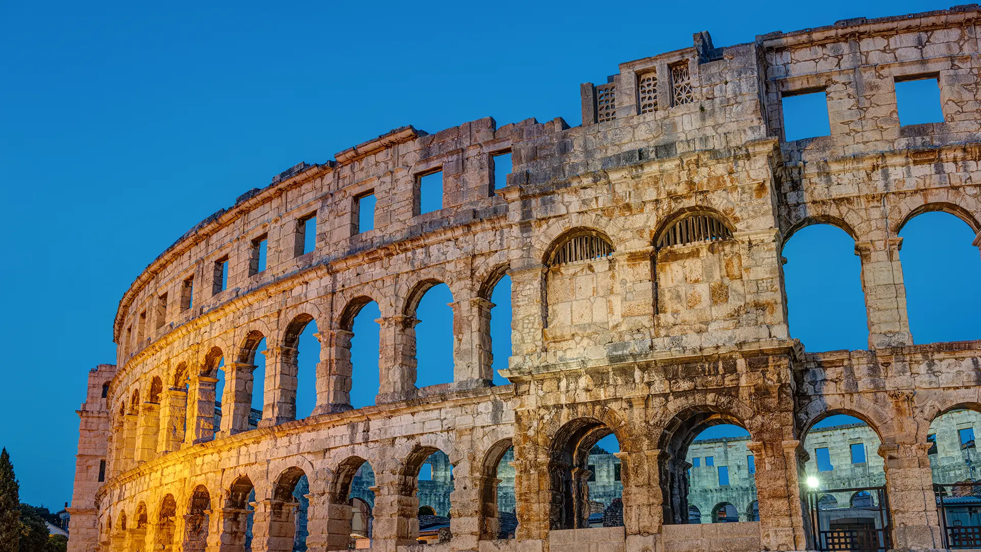 Kombi prevoz Istra detalj pulske arene Dream Team Travel